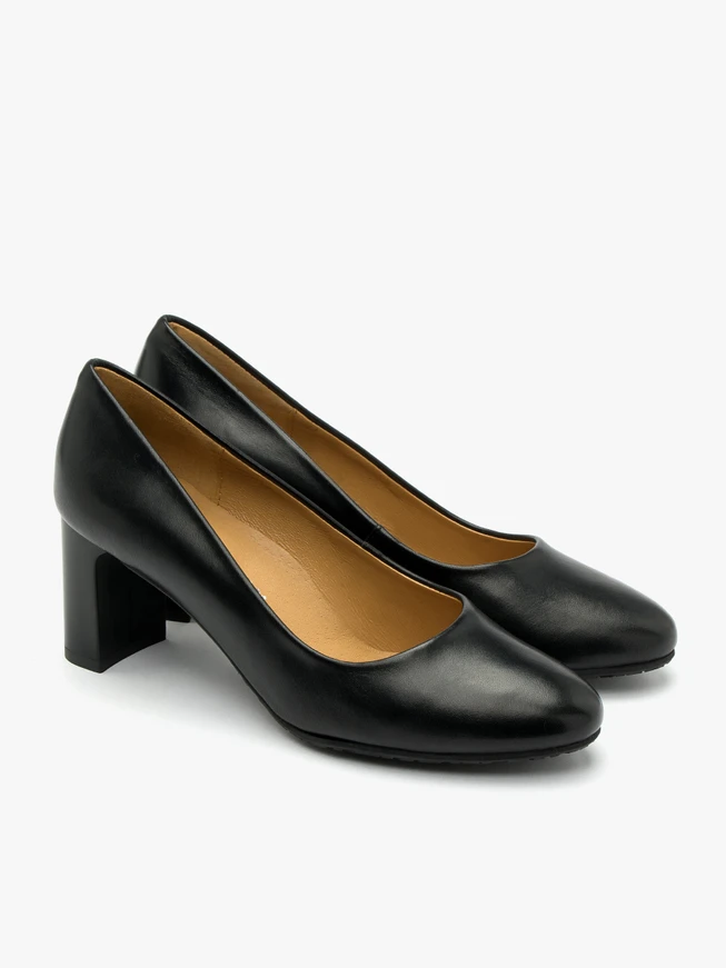 Schwarze Pumps mit lackiertem Absatz
