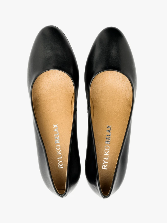 Schwarze Pumps mit lackiertem Absatz