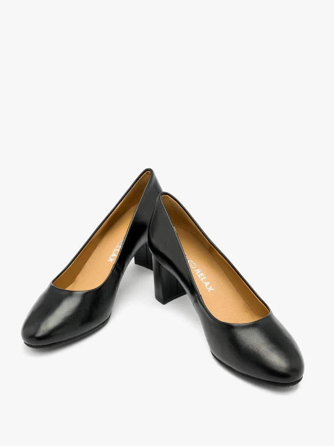 Schwarze Pumps mit lackiertem Absatz