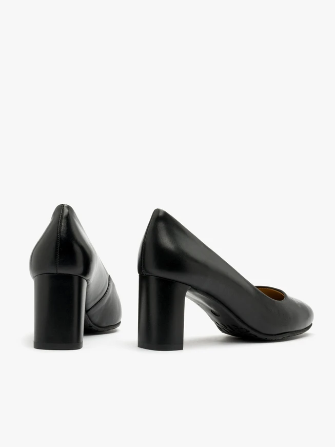 Schwarze Pumps mit lackiertem Absatz
