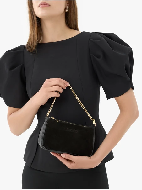 Schwarze Handtasche mit goldener Kette