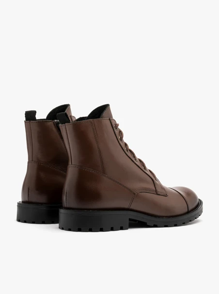 Braune Stiefel mit Ziernähten