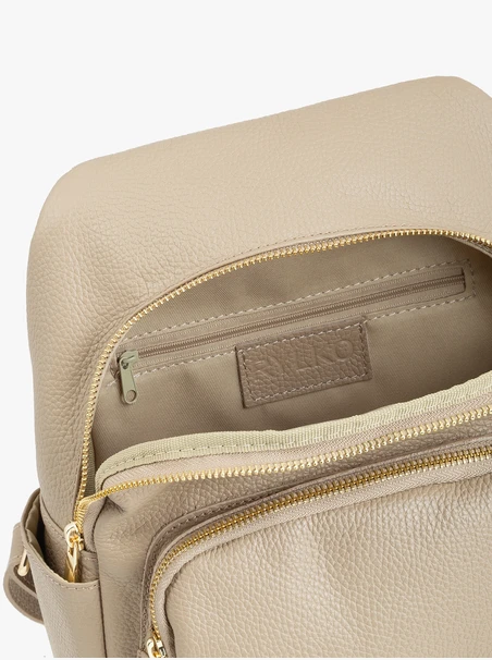 Dunkelbeiger Rucksack mit goldenen Elementen