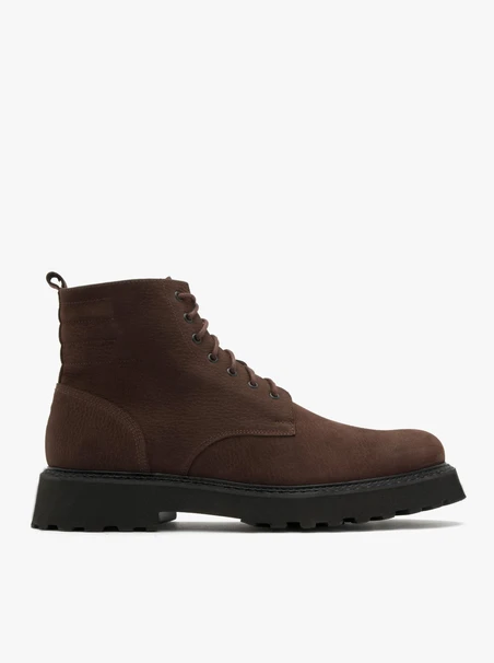 Isolierte Stiefel aus braunem Nubuk