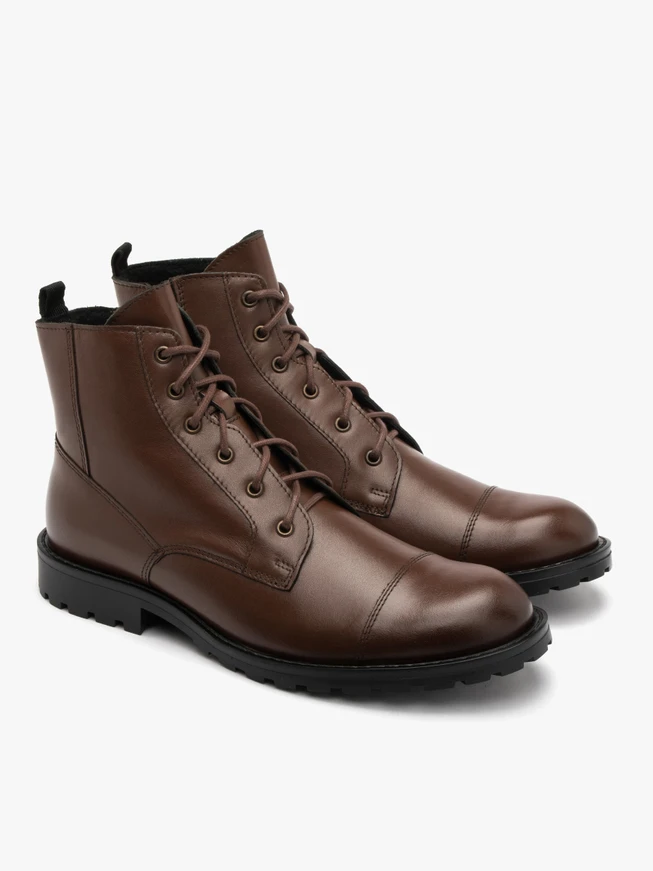 Braune Stiefel mit Ziernähten