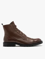 Braune Stiefel mit Ziernähten