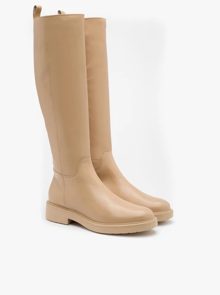 Beigefarbene Stiefel mit schmalem Schaft