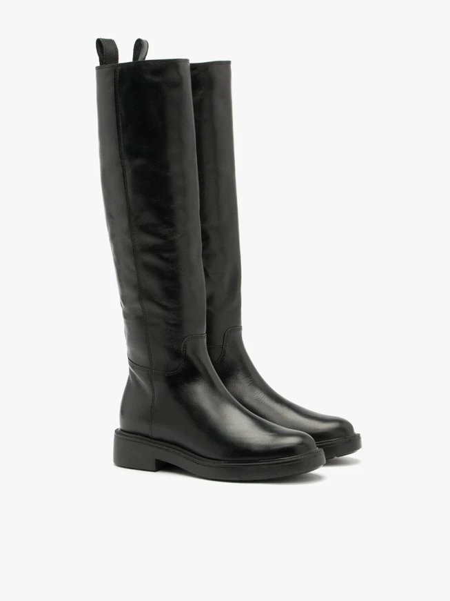 Schwarze Stiefel mit schmalem Schaft