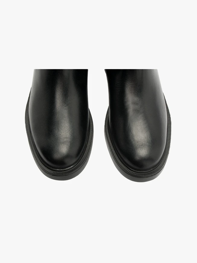 Schwarze Stiefel mit schmalem Schaft