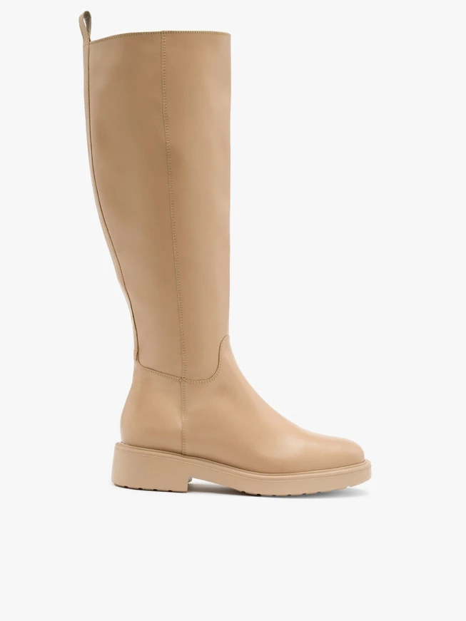 Beigefarbene Stiefel mit breitem Schaft