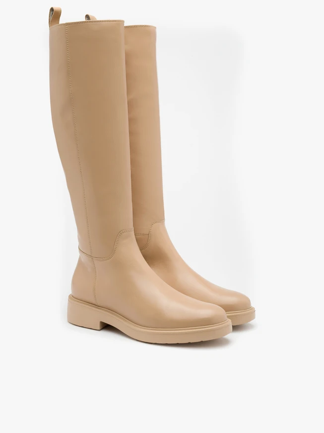 Beigefarbene Stiefel mit schmalem Schaft