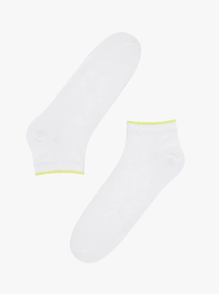 Socken mit gelber Paspel