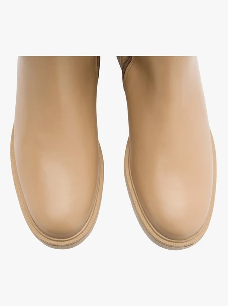 Beigefarbene Stiefel mit schmalem Schaft