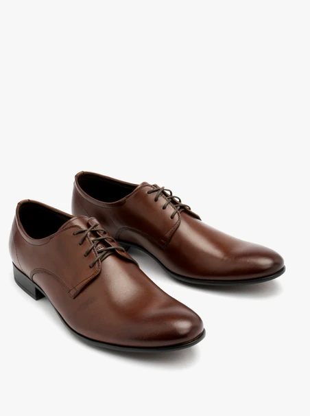 Dunkelbraune Halbschuhe mit Ziernähten