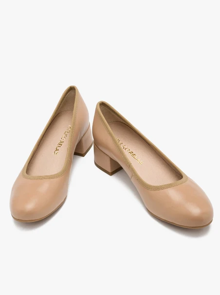 Beigefarbene niedrighackige Pumps
