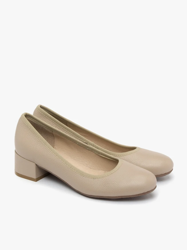 Beigefarbene niedrighackige Pumps