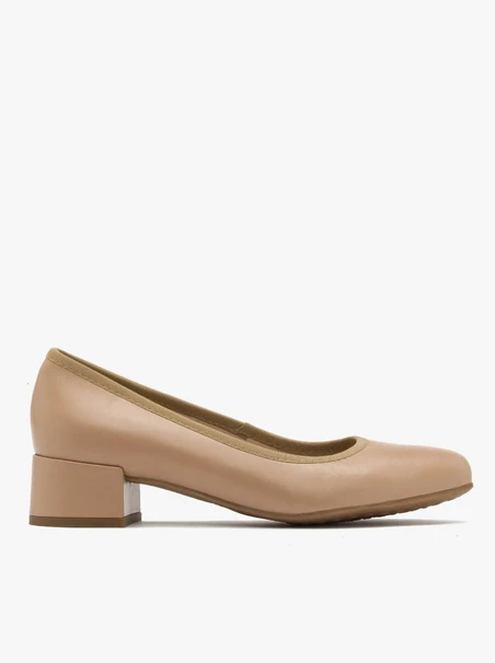 Beigefarbene niedrighackige Pumps