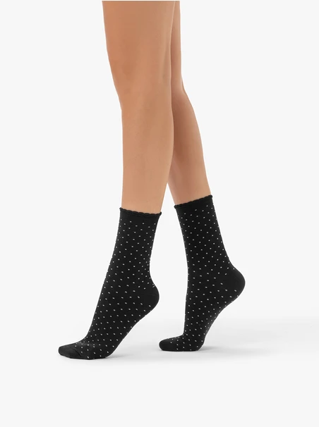 Schwarze Socken mit beigen Tupfen und Rüschenbesatz