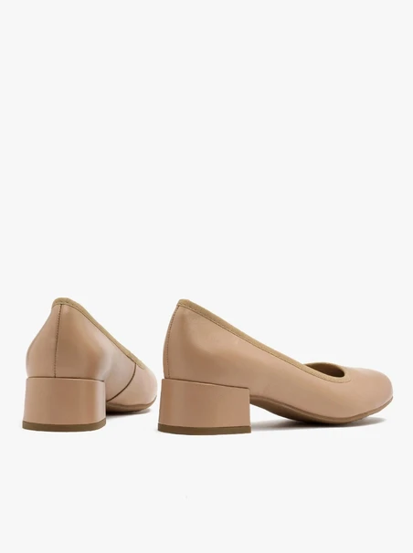 Beigefarbene niedrighackige Pumps