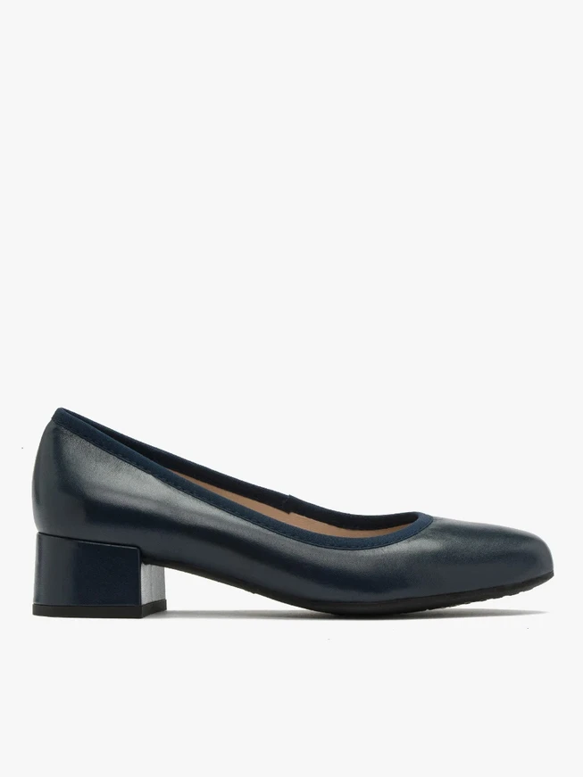 Marineblaue niedrighackige Pumps