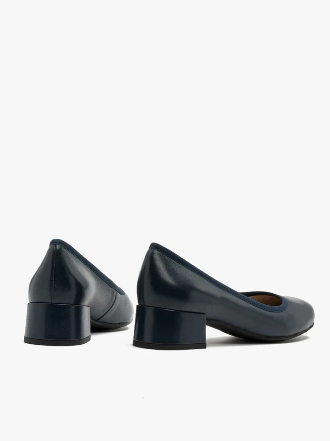 Marineblaue niedrighackige Pumps