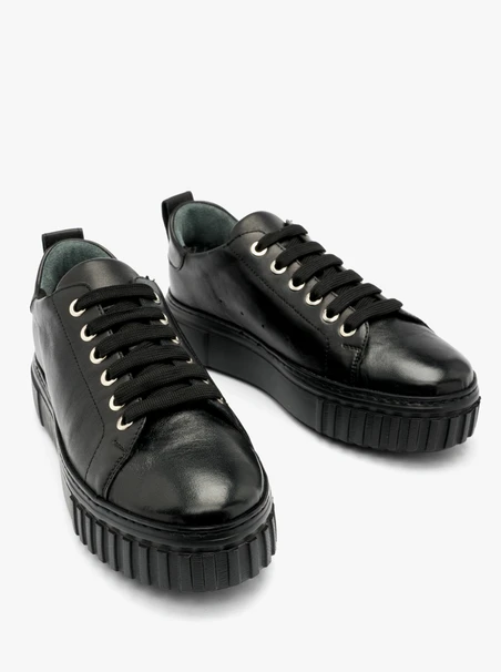 SCHWARZE HALBSCHUHE MIT HELLER SOHLE