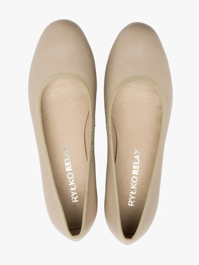 Beigefarbene niedrighackige Pumps