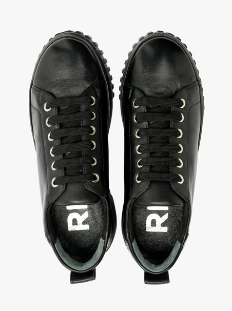 SCHWARZE HALBSCHUHE MIT HELLER SOHLE
