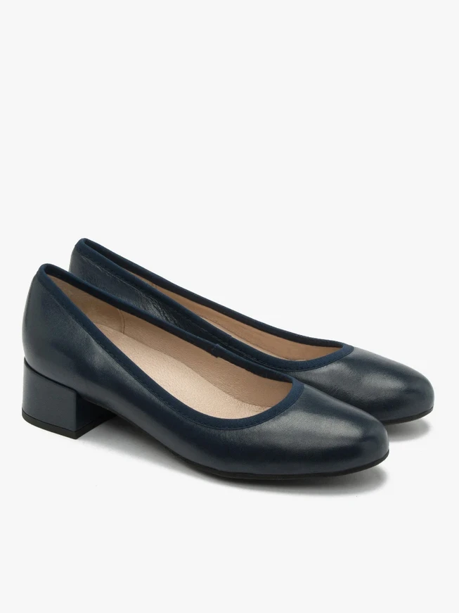 Marineblaue niedrighackige Pumps