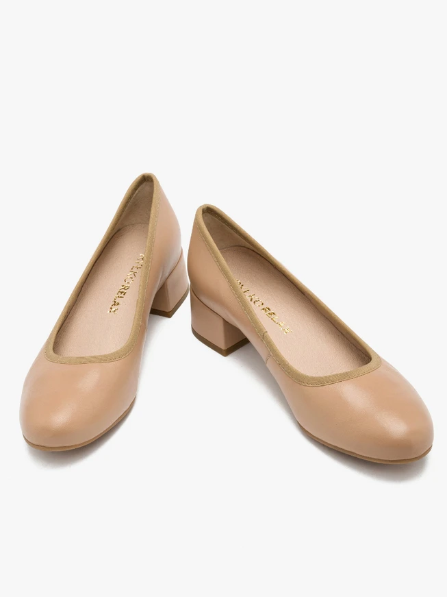Beigefarbene niedrighackige Pumps