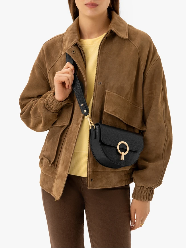 Kleine schwarze Handtasche mit goldenen Details