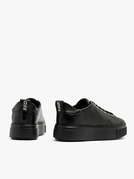 SCHWARZE HALBSCHUHE MIT HELLER SOHLE