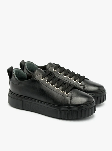 SCHWARZE HALBSCHUHE MIT HELLER SOHLE