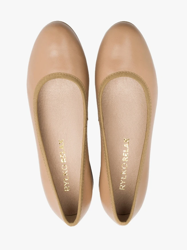Beigefarbene niedrighackige Pumps
