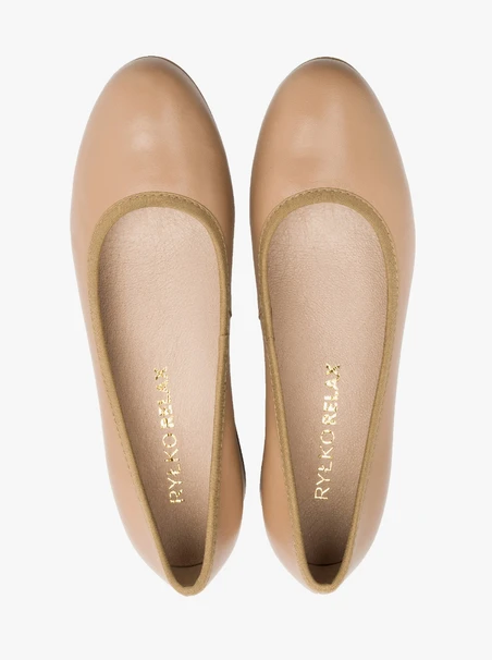 Beigefarbene niedrighackige Pumps