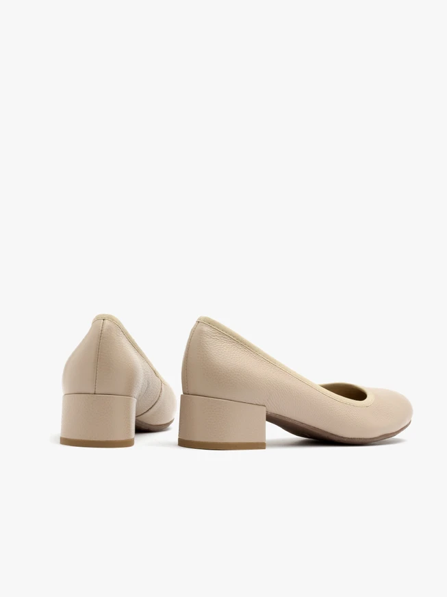 Beigefarbene niedrighackige Pumps