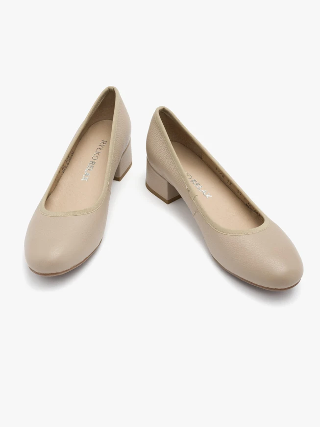 Beigefarbene niedrighackige Pumps