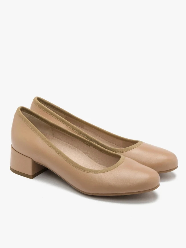 Beigefarbene niedrighackige Pumps