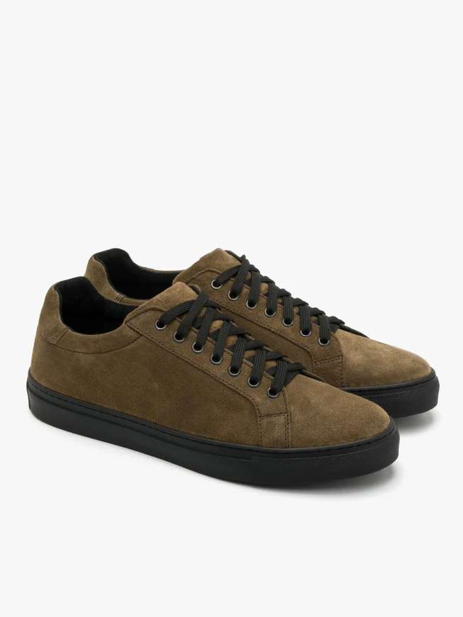 Olive Turnschuhe auf schwarzem Grund