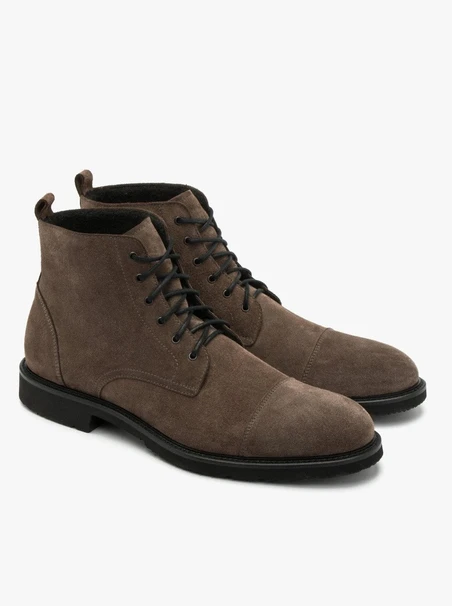 Graue Herrenstiefel mit leichter Sohle