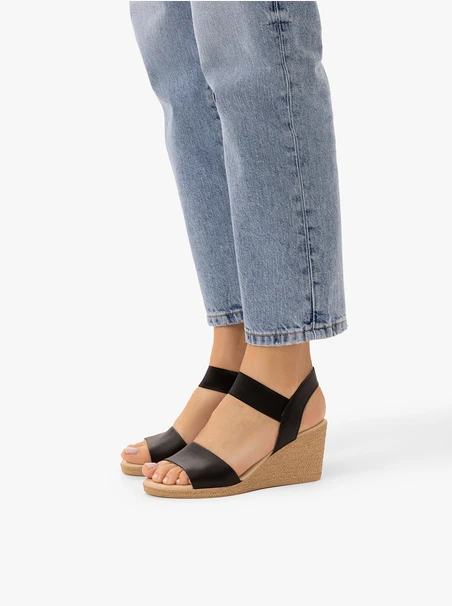 Schwarze Plateausandalen