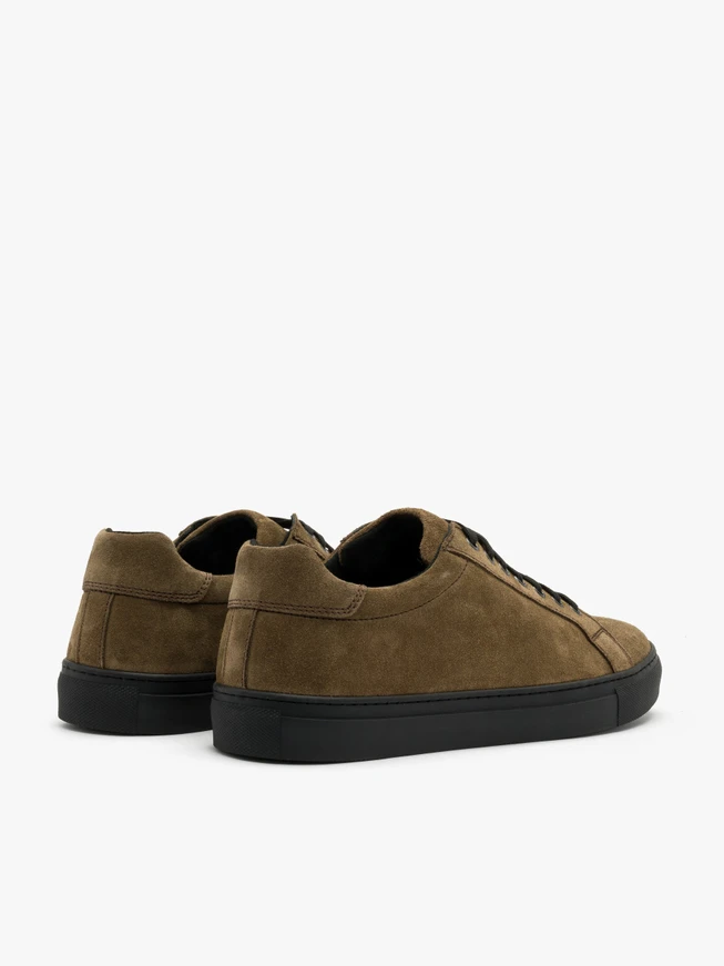 Olive Turnschuhe auf schwarzem Grund