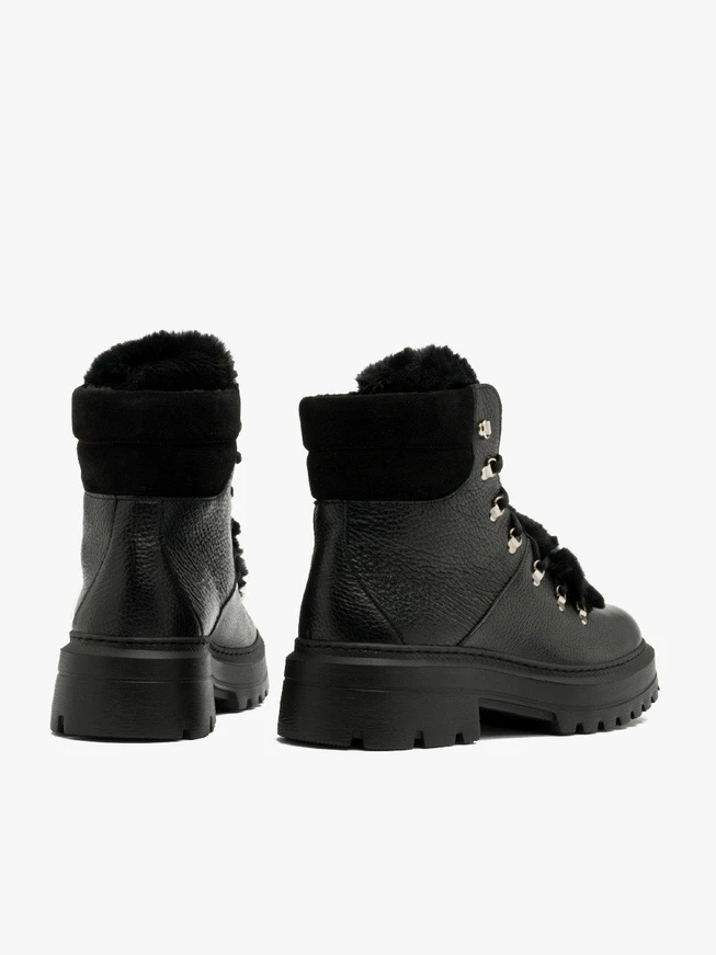 Schwarze isolierte Stiefel