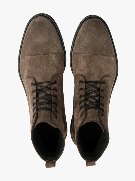 Graue Herrenstiefel mit leichter Sohle