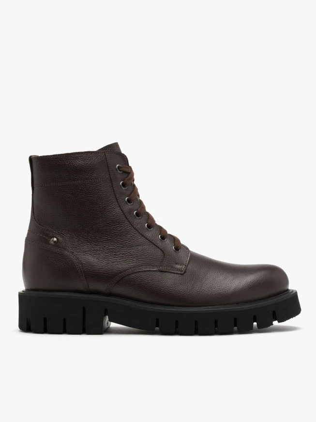 Braune Herrenstiefel mit leichtem Boden, isoliert mit natürlichem Schafsfell