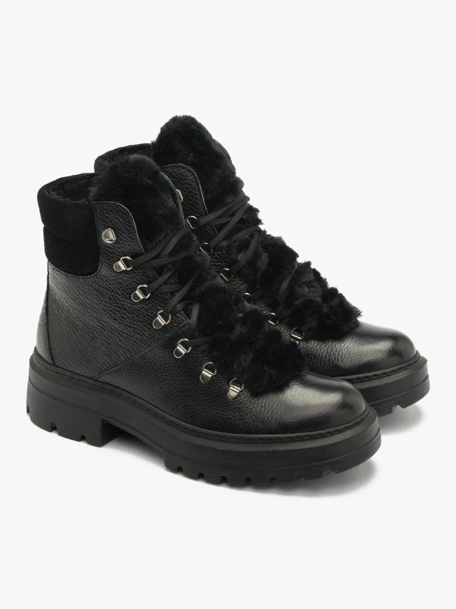 Schwarze isolierte Stiefel