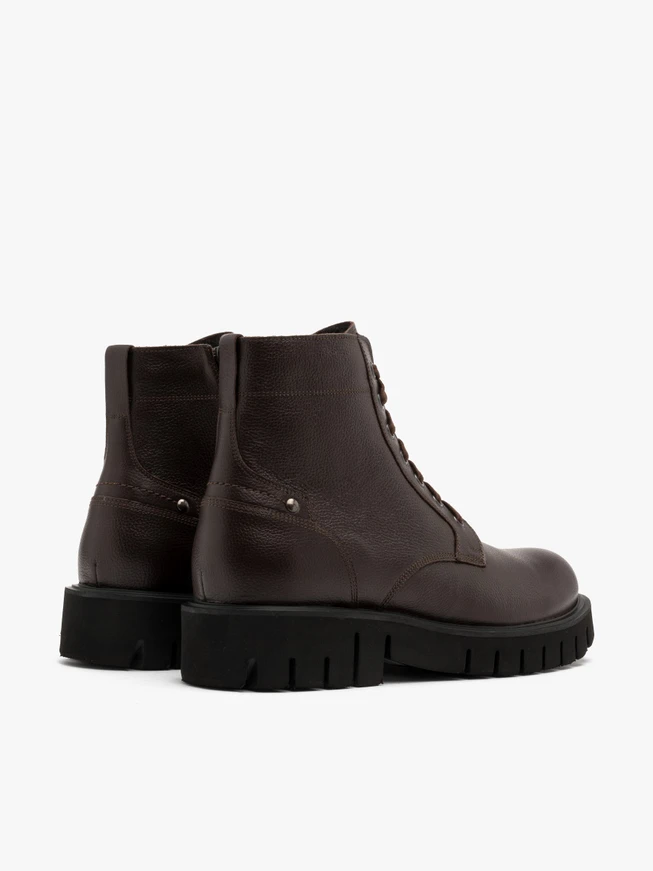 Braune Herrenstiefel mit leichtem Boden, isoliert mit natürlichem Schafsfell