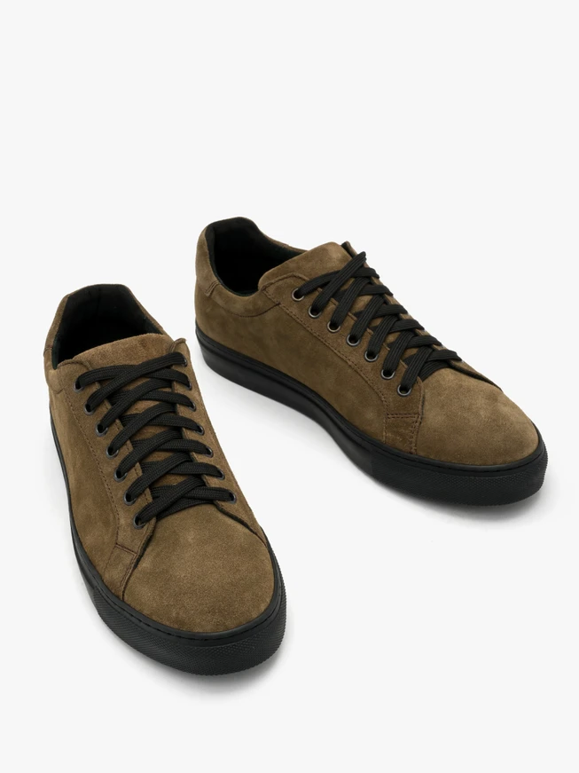 Olive Turnschuhe auf schwarzem Grund