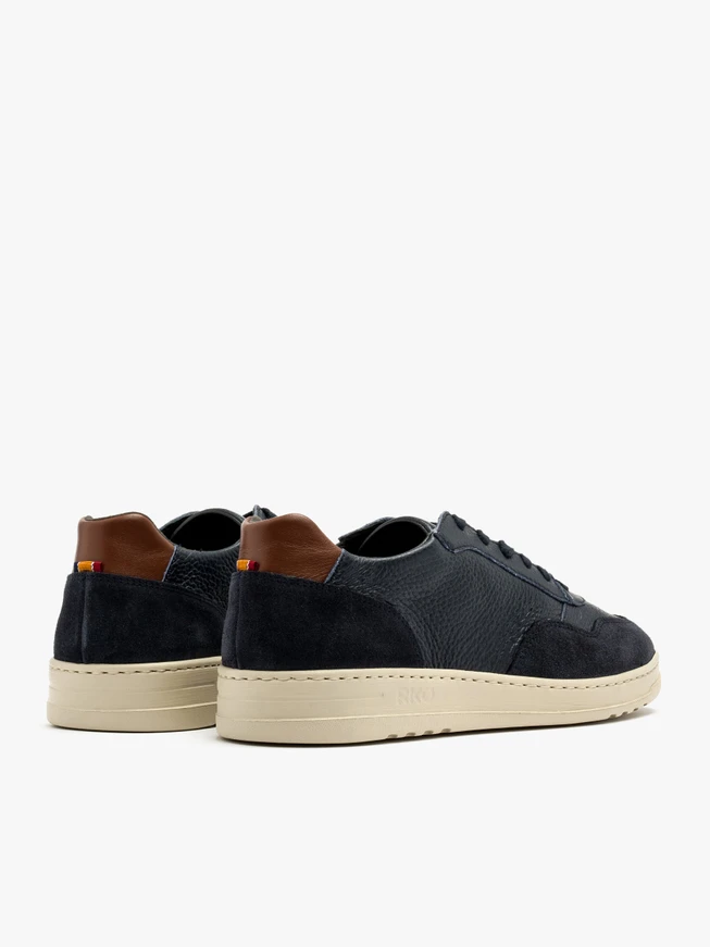 Marineblaue Sportschuhe