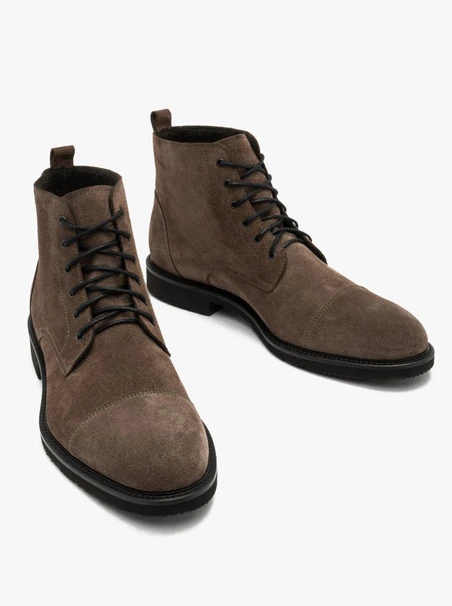 Graue Herrenstiefel mit leichter Sohle